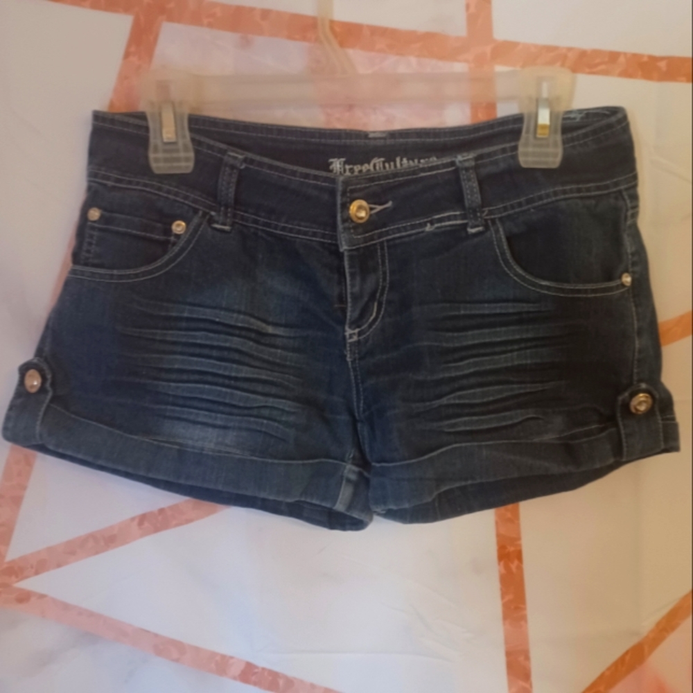 Size 9 Free Culture Shorts